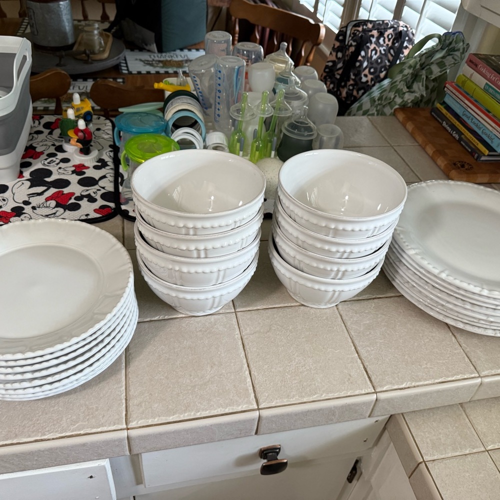 Historia Skyros Classic White Dinnerware Set